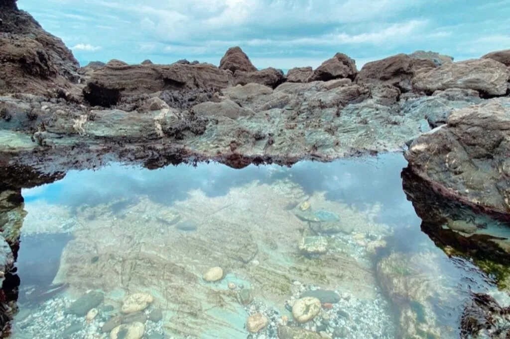 The rocky shoreline at low tide on the North Cornwall coast